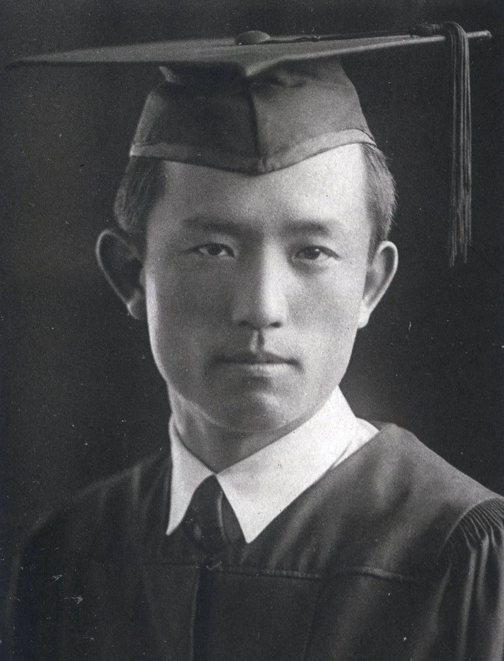 1941년 연희전문 졸업 사진 속 윤동주