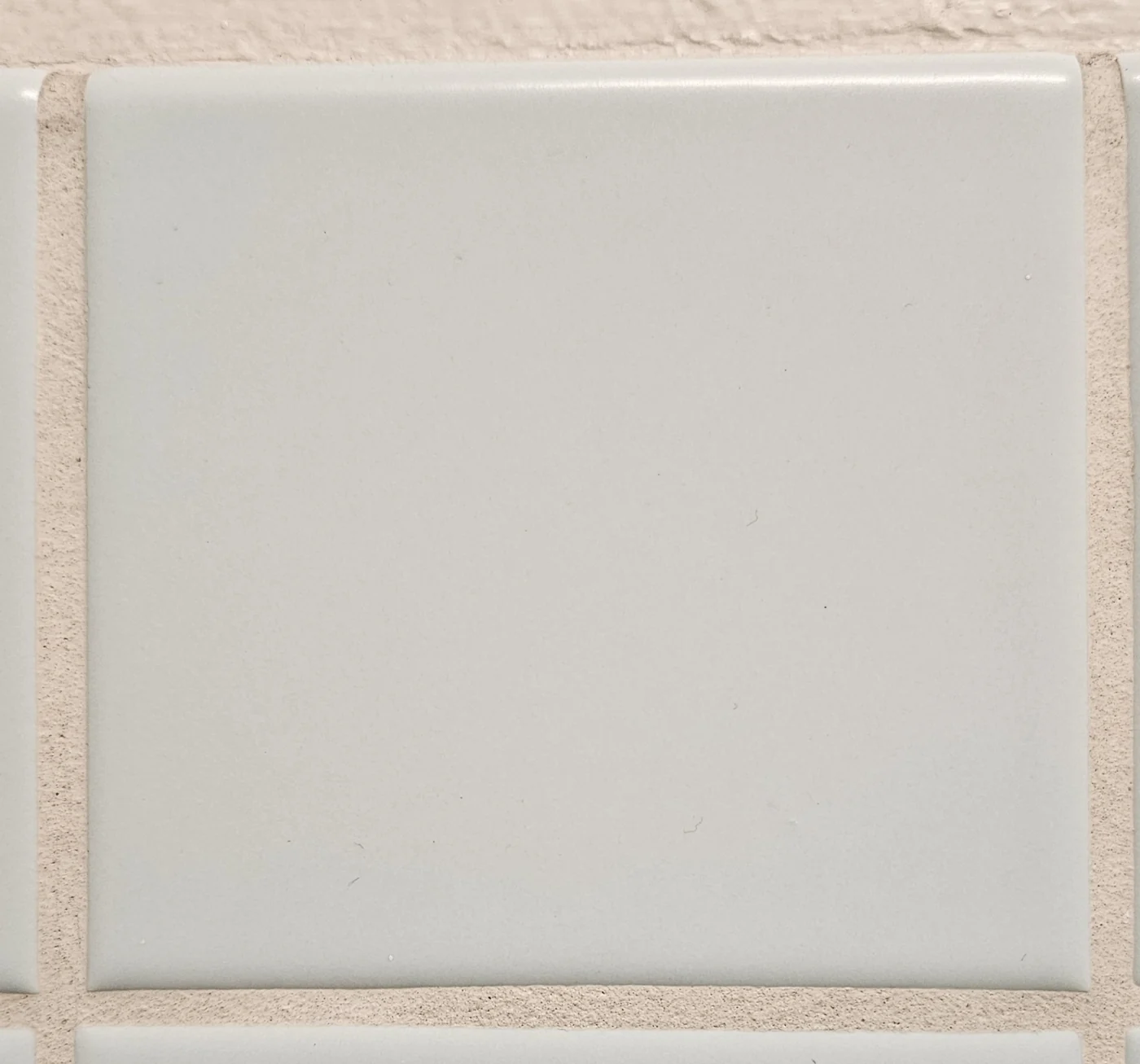 벽에 붙은 정사각 타일 한 장